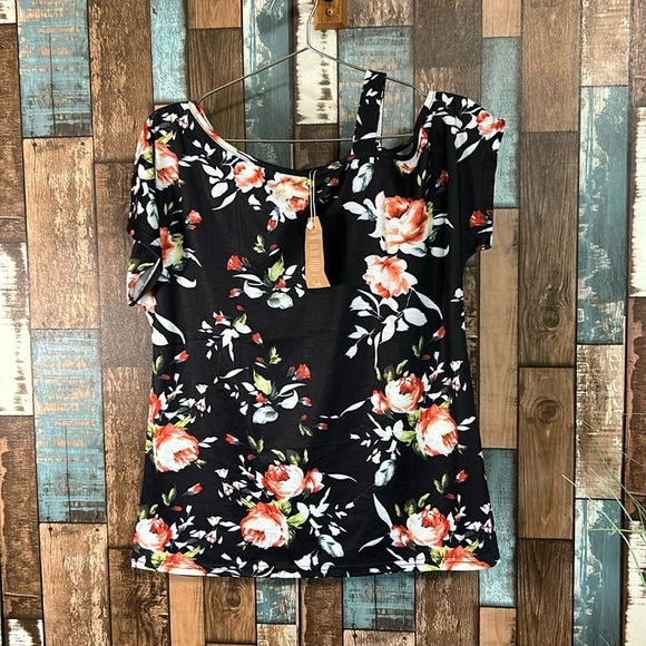 cyanstyle Tops - Cyan style medium floral T-shirt top